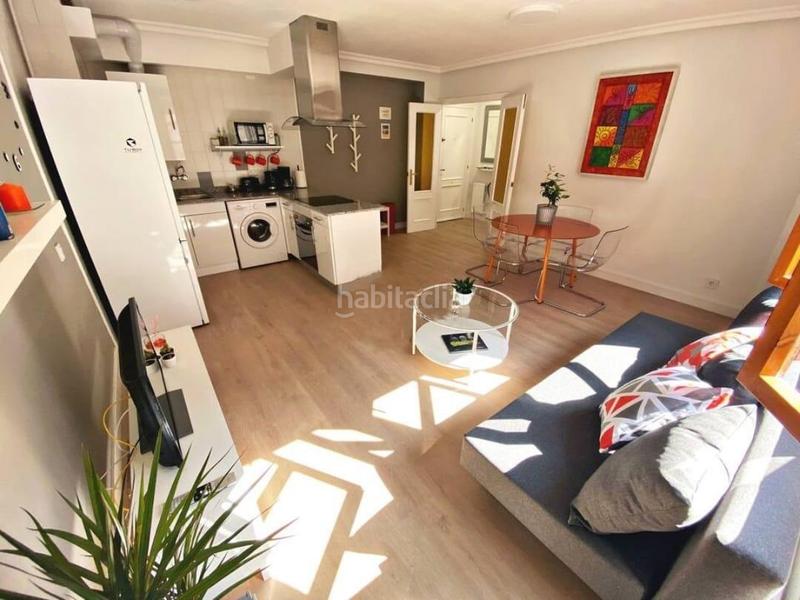 Foto b5bfe50d-f476-4dd2-bcc7-02111522bb03. Apartamento inversión perfecta playa, reformada, amueblada y con licencia turística en Gijón