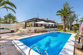 Chalet in Punta Prima. Villa en punta prima a 100 metros de playa con superficie 212 m2