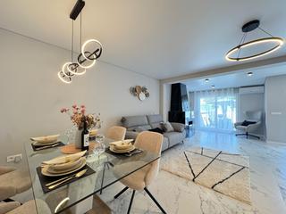 Casa adosada en Nueva Torrevieja. Reformado adosado con propio jardín de 45 m2 y a 850 metros de l