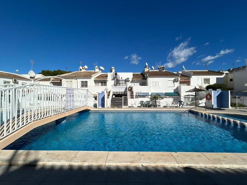 Foto 9752873b-f0c1-49d0-a3ae-b4d1b33eee17. Casa con piscina in Zona Carrefour - Urbanizaciones Torrevieja