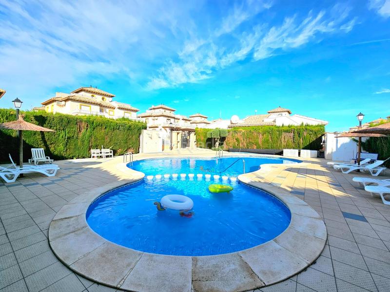 Foto a2a6812c-6f34-4595-b46c-e06f9b937a61. Casa adossada amb aparcament piscina a Lomas de Cabo Roig - Los Dolses Orihuela