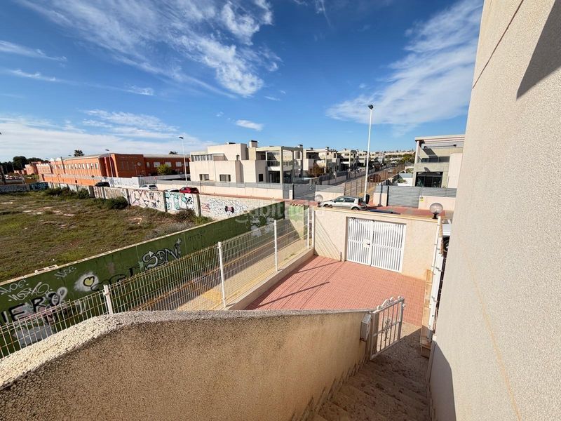 Foto acb766c7-1ddc-4522-b1a1-ec33d6cebb28. Casa amb piscina a Aguas Nuevas Torrevieja