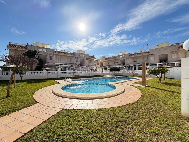 Foto c56f8a30-3045-49b1-ad7a-1a303c7c0186. Casa amb piscina a Aguas Nuevas Torrevieja