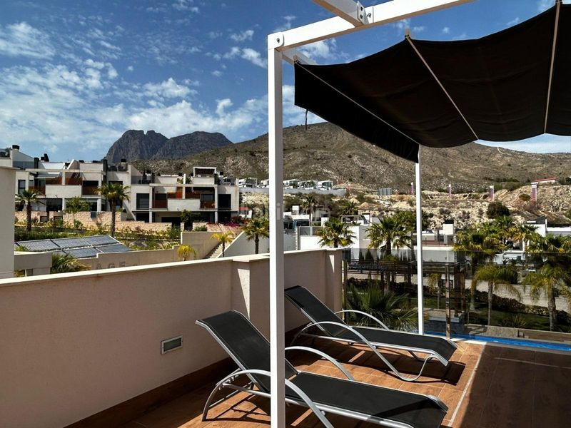 Foto ff083881-e04a-4d28-aa90-ee81bd39a36a. Ático  con solárium y jacuzzi en la urbanización alegria village en Finestrat