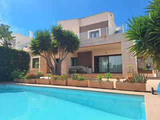 Xalet  Argonauta. Exquisita villa moderna en torreblanca, torrevieja