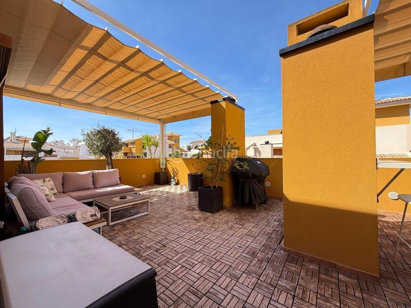 Foto 2ad807cf-1e21-41fb-8aa4-15c8e97a8ffc. Àtic amb aparcament piscina a Punta Prima Torrevieja