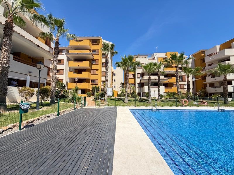 Foto 7787f18f-b79e-41f1-8e67-aa69ee14662c. Àtic amb aparcament piscina a Punta Prima Torrevieja