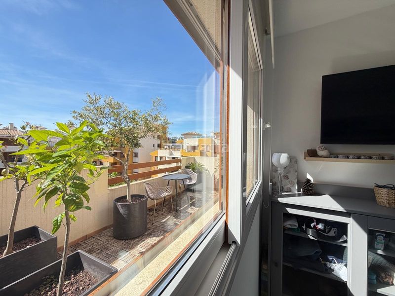 Foto 92e38e0a-a0af-4977-bbc7-da395f2e0d4e. Àtic amb aparcament piscina a Punta Prima Torrevieja