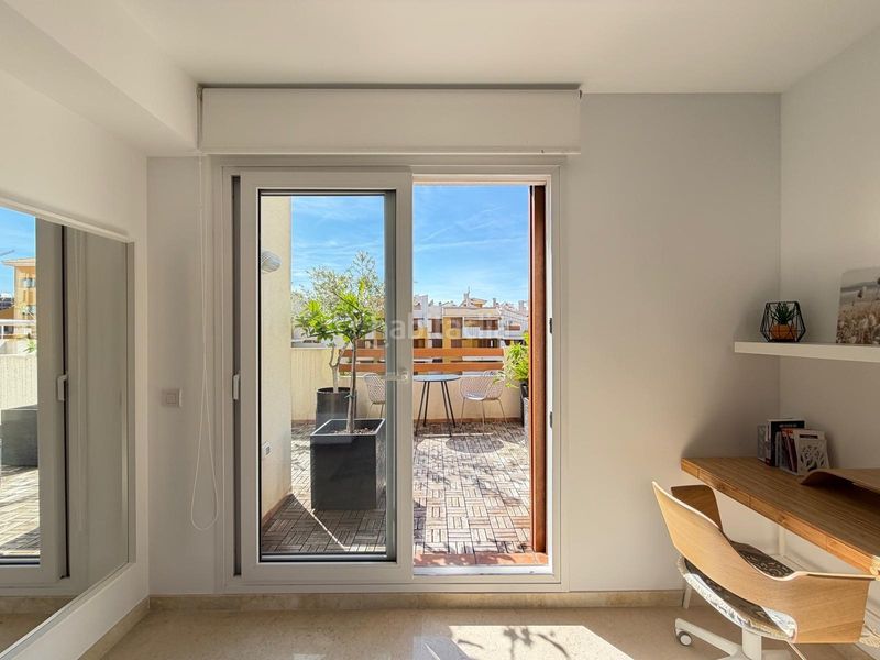 Foto df5a022b-3066-4612-ae24-210de5addf62. Àtic amb aparcament piscina a Punta Prima Torrevieja