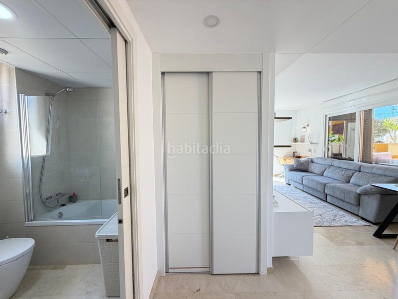 Foto fa0fa8ee-744f-4d7b-8cc4-5f1207c5b6d5. Àtic amb aparcament piscina a Punta Prima Torrevieja