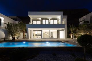Chalet  Carrer roma 6. Exquisita villa con piscina privada y vistas panorámicas en sier