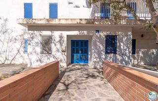 Pis  Bernat metge. Apartamento reformado en roses, a solo 30 metros de la playa