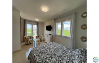 Pis  Port emporda. Atico en venta en empuriabrava 2 habitaciones gran terraza y par