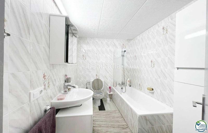 Foto f2cc14a8-0f16-4963-971c-77013475852e. Chalet casa en venta con amarre en , costa brava en Empuriabrava