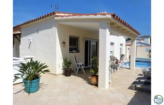Xalet  Montgri. Encantadora y moderna casa de un solo nivel con gran terreno y p