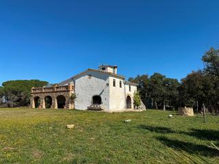 Xalet a Llagostera. Masía con amplio terreno en llagostera