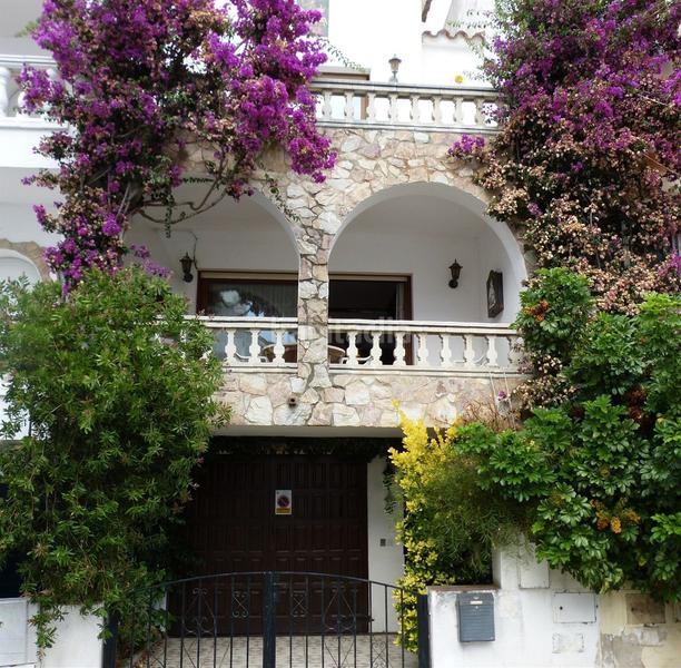 Foto 8738c549-8c7f-421d-a9ff-db9e4373a2d8. Casa adosada casa con amarre de 11.5 x 5 con garaje en Empuriabrava