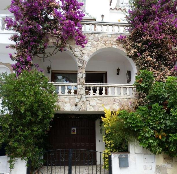 Foto 97d6d09d-a773-4f3b-9461-adf625d2cb87. Casa adosada casa con amarre de 11.5 x 5 con garaje en Empuriabrava