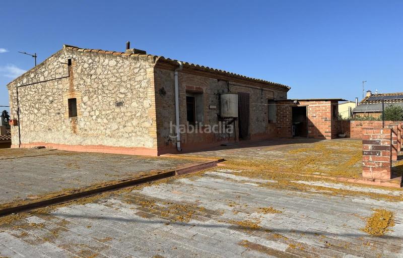 Foto 732a798c-a2ef-4b27-9a25-c916ada454d1. Chalet casa para reformar con local y 3 parcelas en Vilamacolum