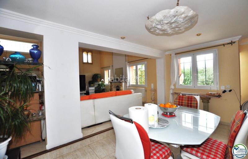 Foto 392bf3d1-4016-45b4-9bae-e7e631ada47e. Chalet casa con jardín y dos apartamentos. en Nord Roses