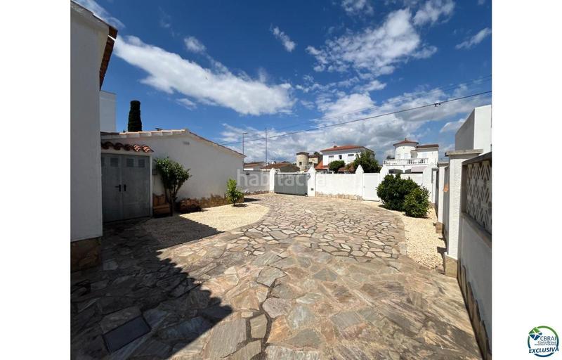 Foto 373f91e4-5659-4982-b81e-3d53e2484eff. Chalet en venta casa al canal orientación sudeste , terreno de 542m2 y amarre de 12m en Empuriabrava