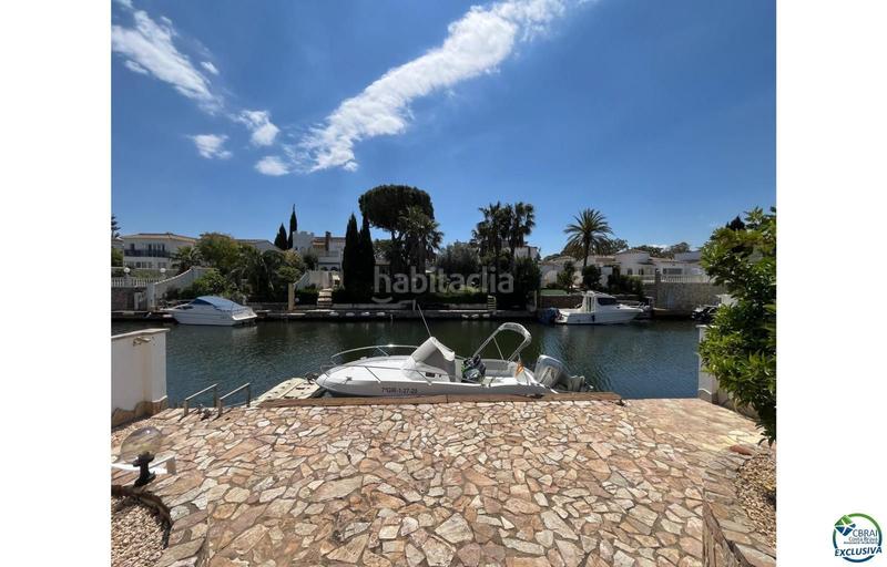 Foto 470097e9-ac59-4000-b3fe-a2cae3a0532f. Chalet en venta casa al canal orientación sudeste , terreno de 542m2 y amarre de 12m en Empuriabrava