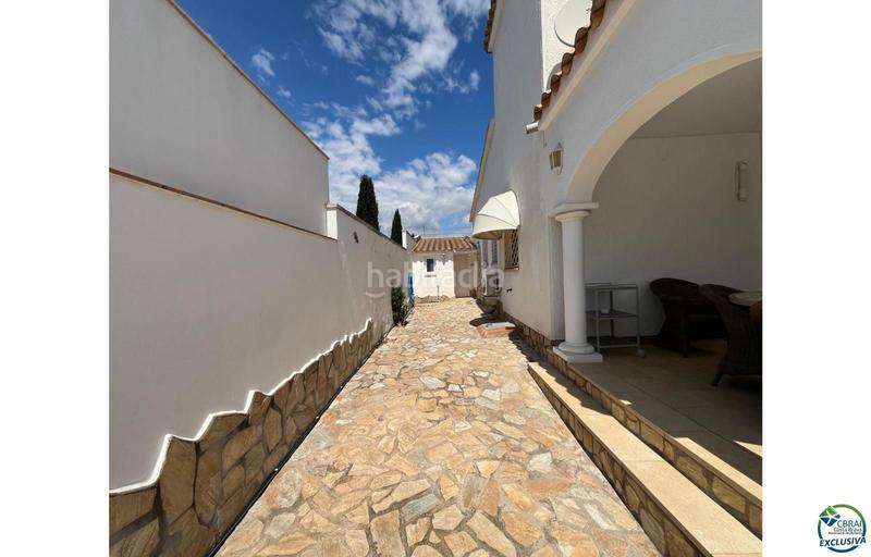 Foto 67eee990-a5b4-4ac0-b3fc-31bc47e4f0cb. Chalet en venta casa al canal orientación sudeste , terreno de 542m2 y amarre de 12m en Empuriabrava