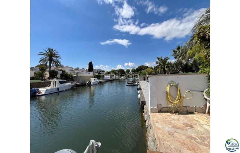 Foto b7049595-5498-4258-9946-96bc0d6ff9e4. Chalet en venta casa al canal orientación sudeste , terreno de 542m2 y amarre de 12m en Empuriabrava
