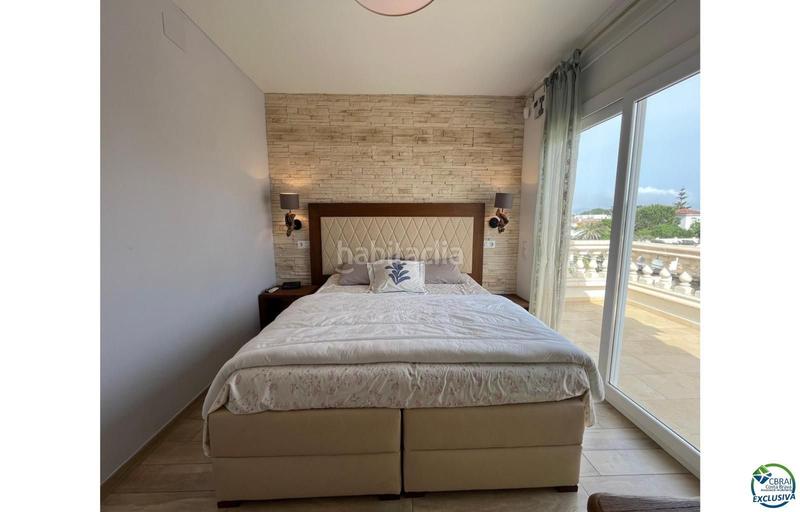Foto ce928bb4-cbac-4f42-9d47-2f5ff9d55455. Chalet en venta casa al canal orientación sudeste , terreno de 542m2 y amarre de 12m en Empuriabrava