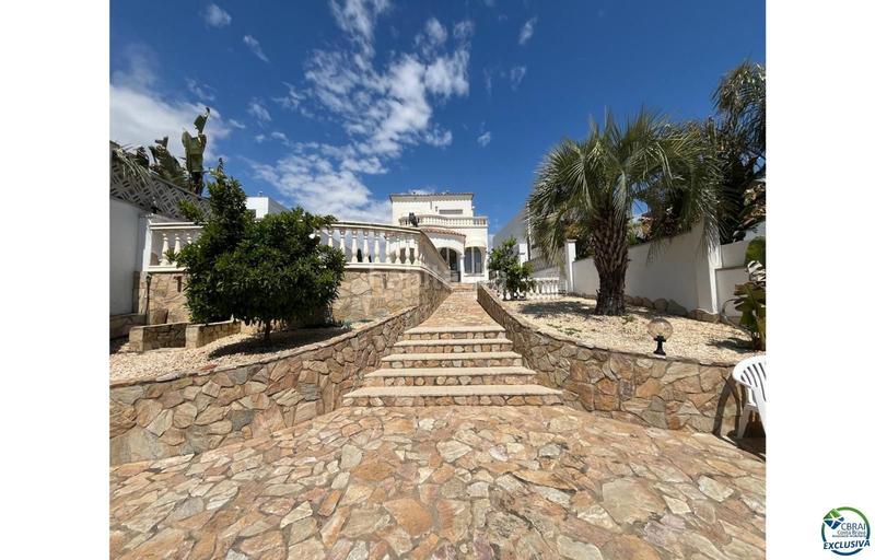 Foto f61dbc73-a7e3-4e5b-bab4-190716333bfb. Chalet en venta casa al canal orientación sudeste , terreno de 542m2 y amarre de 12m en Empuriabrava