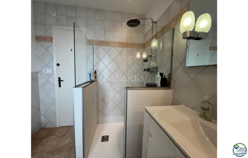 Foto fdf7809d-bded-4df6-bed9-01dce4df1e8f. Chalet en venta casa al canal orientación sudeste , terreno de 542m2 y amarre de 12m en Empuriabrava