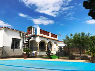 Chalet  Baix camp. Amplia casa con piscina en venta en mas boscà roses