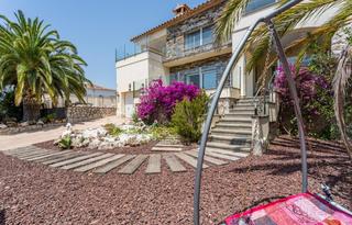Xalet  Castella. Villa completamente renovada con 3 apartamentos, piscina y garaj