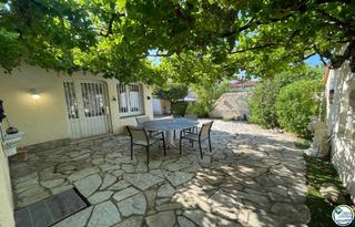 Xalet  Cala bona. Casa en planta baja con apartamento anexo