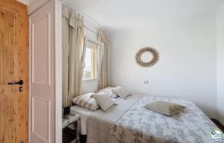 Apartamento  Avinguda de la platja. En venta  amplio estudio renovado con dormitorio independiente