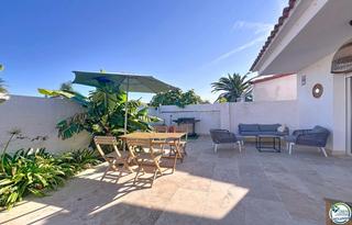 Chalet  Alberes. En venta  casa en planta baja con piscina en empuriabrava
