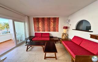 Apartament  De la gola de l'estany. Tu hogar frente al mar en roses con piscina