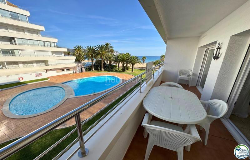 Foto fe92eb2e-544c-4693-b6b0-0c44e6ca480e. Apartamento tu hogar frente al mar con piscina en Roses