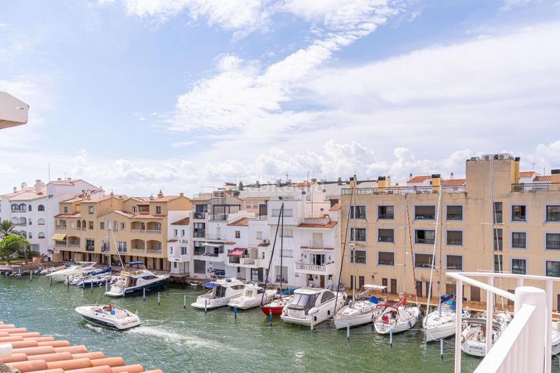 Foto 2602e9d9-d1ca-4090-8ab8-06e793e83ce8. Apartament amb aparcament a Port Grec - Port Moxó Empuriabrava