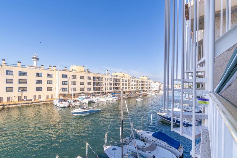 Foto af8fb6b7-0278-4cdc-a732-5c9ba6aeff06. Apartament amb aparcament a Port Grec - Port Moxó Empuriabrava