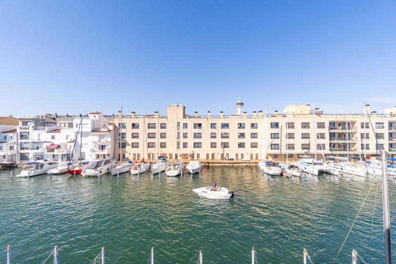 Foto df2f7a4d-8e42-4f0f-b728-4affd3a81f67. Apartament amb aparcament a Port Grec - Port Moxó Empuriabrava