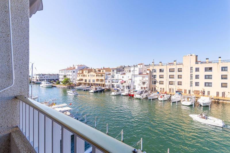 Foto ff90e659-2a97-4891-8cba-f05ff1536215. Apartament amb aparcament a Port Grec - Port Moxó Empuriabrava
