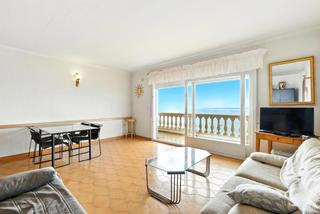 Pis  Joan margarit. Venta de apartamento con vistas al mar en roses  frente a la bah