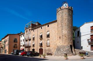 Haus  Generalitat. Casa de piedra única en el centro  de cervià de ter, al  lado de