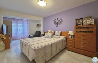 Flat  Madrid. Piso con encanto en el centro de roses a 200 m de la playa