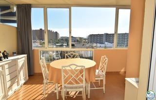 Apartament  De la platja. Bonito apartamento con gran terraza acristalada, vistas al canal