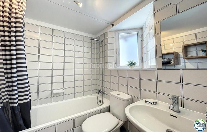 Foto 45ef0ff8-f502-45dd-a381-02db4efc2d4f. Apartamento encantador apartamento con licencia turística sector poblat típic. en Empuriabrava