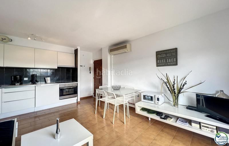 Foto afc28d9b-1e3f-4ffe-845d-4d53488507e3. Apartamento encantador apartamento con licencia turística sector poblat típic. en Empuriabrava