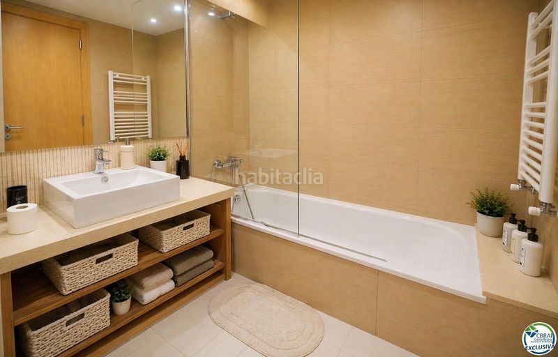 Foto aa9bc971-f444-4284-a448-f47e3c56dc75. Pis amb calefacció aparcament a Centre Roses