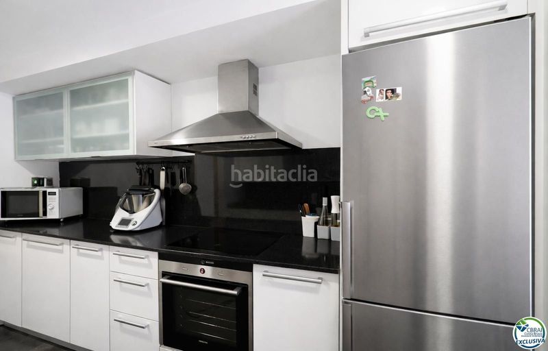 Foto c88fb168-189d-4ed1-8766-cb7da5fd33d9. Pis amb calefacció aparcament a Centre Roses